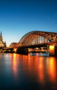Hohernzollernbrücke über den Rhein am Abend in Köln