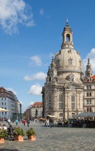 Blick auf Dresdner Frauenkirche und Vorplatz