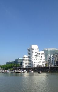 Blick auf Hafen und Turm in Düsseldorf