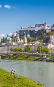 Uferblick auf Schloss in Salzburg